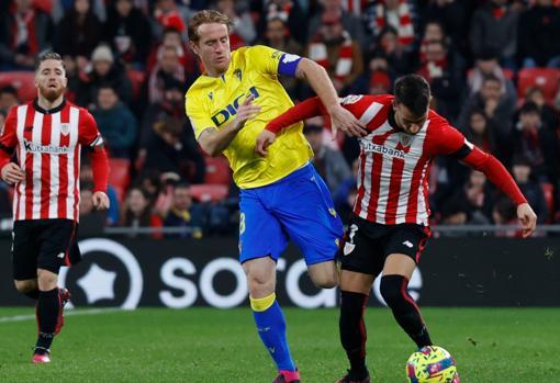 Álex durante el Athletic - Cádiz en el Nuevo San Mamés.