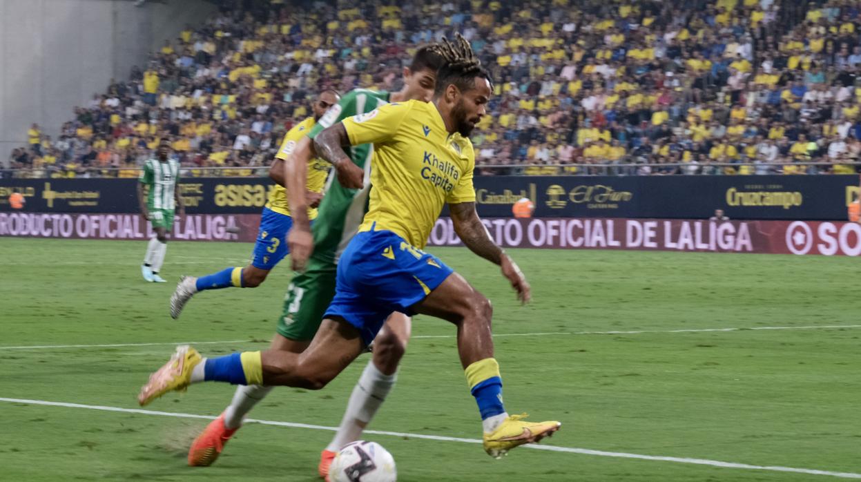 Thèo Bongonda trata de ganar en velocidad a Edgar