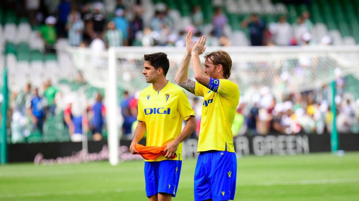 Sobrino y Álex celebran la victoria del Cádiz CF en el Estadio Benito Villamarín.