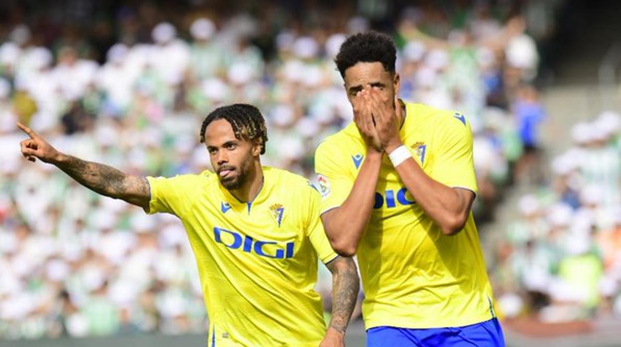 Theo Bongonda y Chris Ramos celebran el segundo gol del Cádiz CF en Heliópolis.