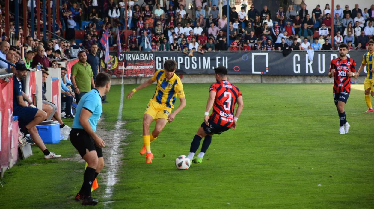 El Cádiz CF Mirandilla sacó un valioso punto en Yecla.