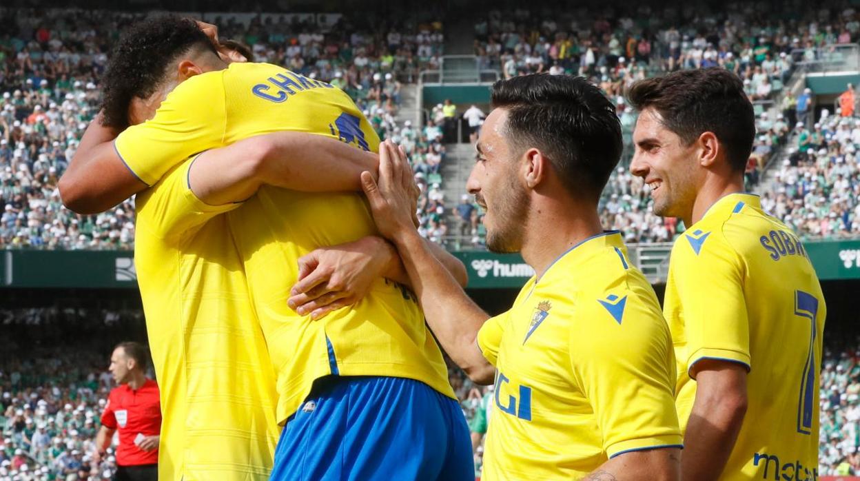 Los jugadores del Cádiz celebran el segundo gol