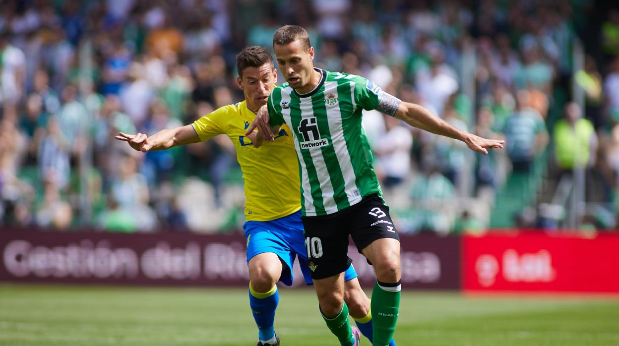 Canalaes y alcaraz pugnan por un balón.