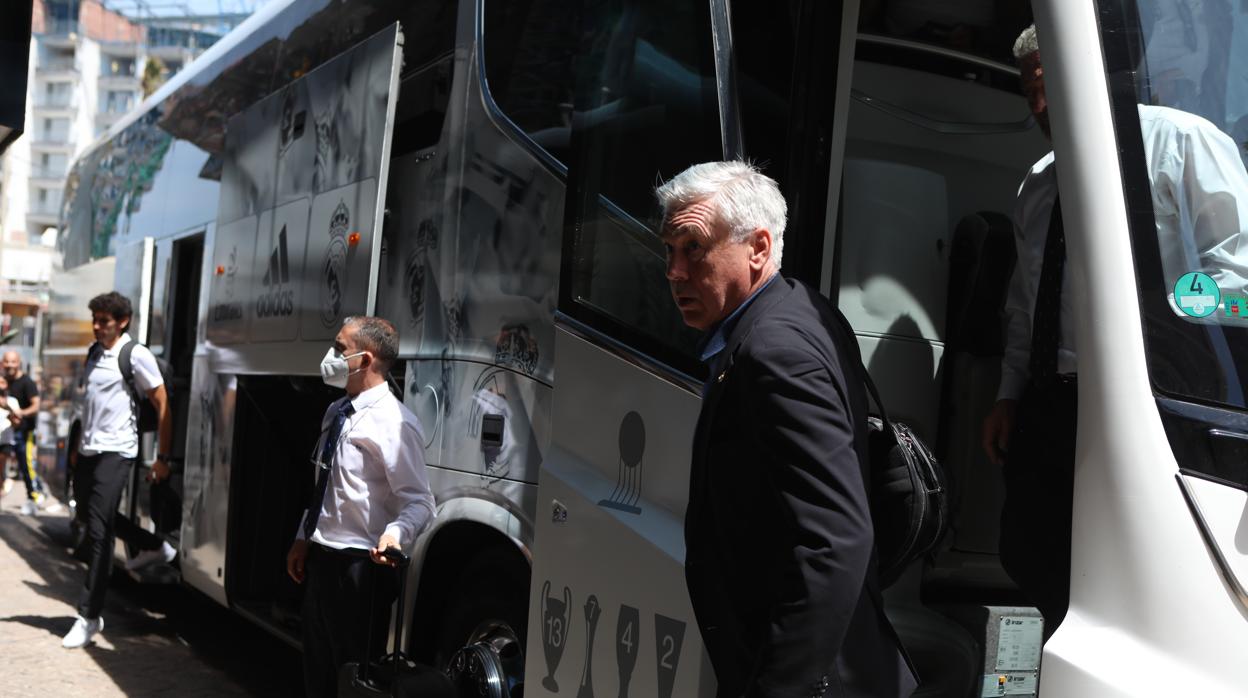 Ancelotti, bajando del autobús en Cádiz el año pasado.
