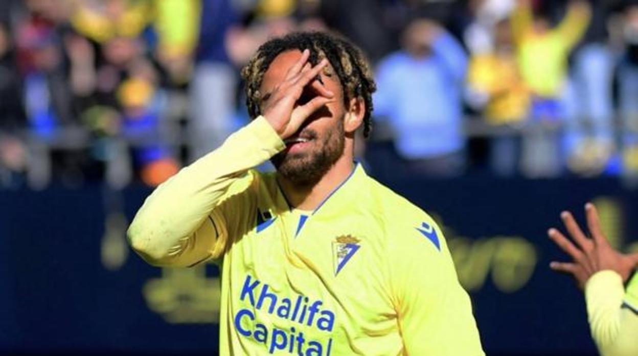 Bongonda en un partido con el Cádiz