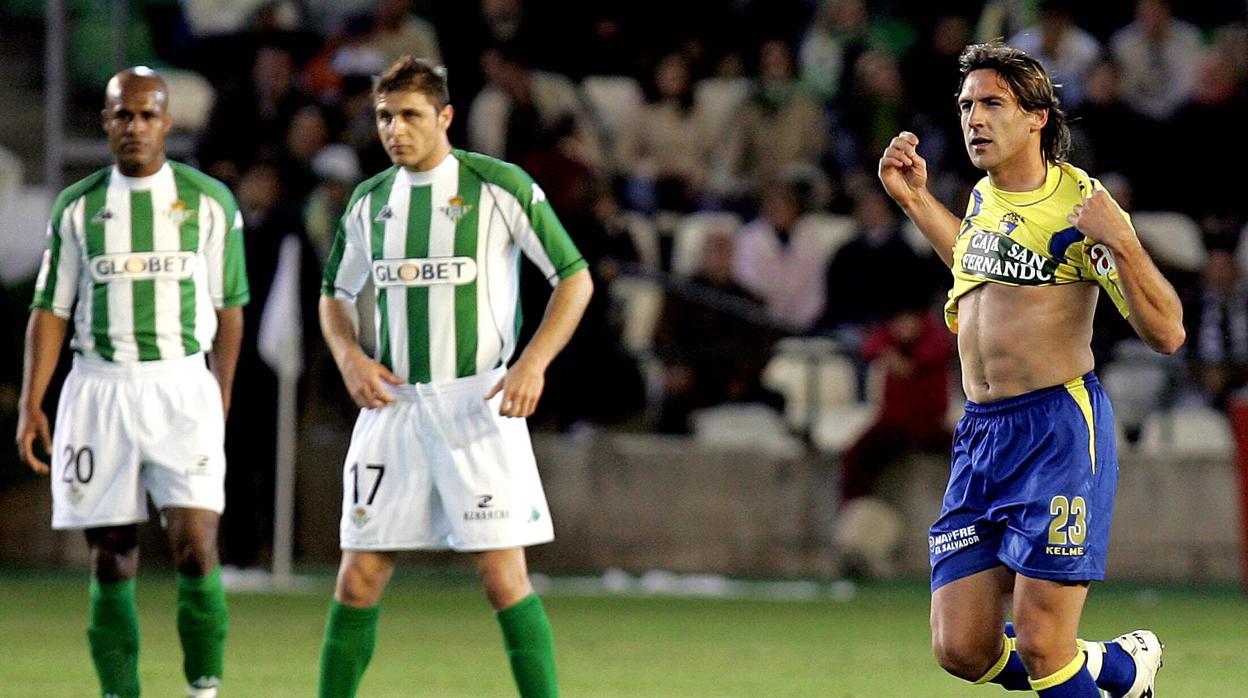 En el partido de ida, Manolo Pérez empató de penalti en el Villamarín ante la mirada de Joaquín y Assunsao, que se vengaron en Carranza meses después.