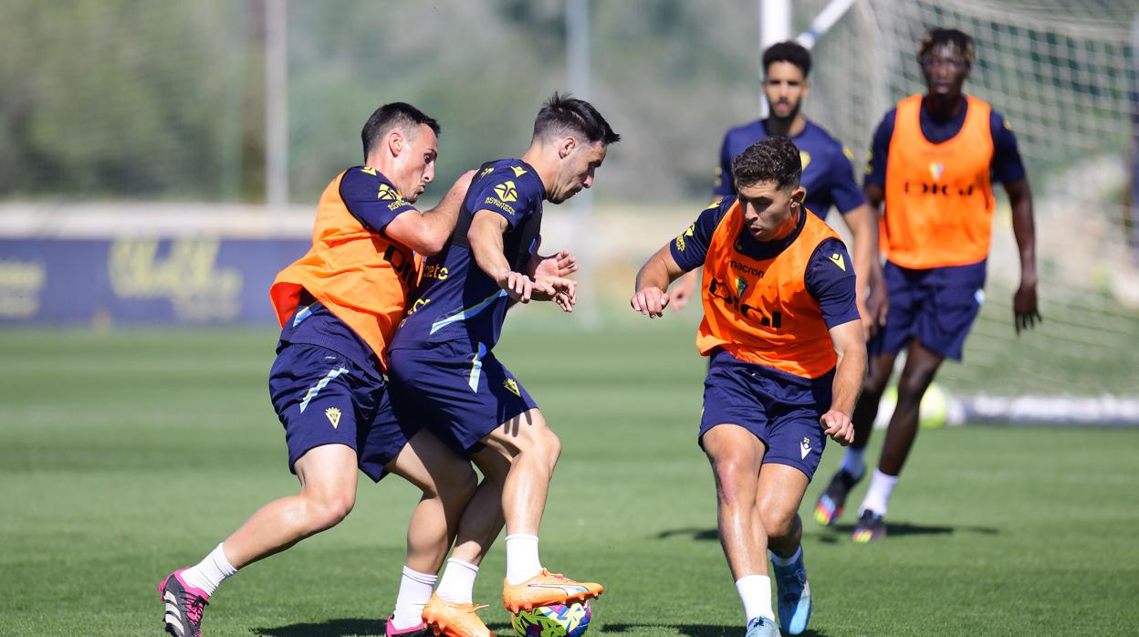 Iza Carcelén, que vuelve al once tras cumplir su sanción frente al Real Madrid, esconde el balón ante la presión de Fede San Emeterio.