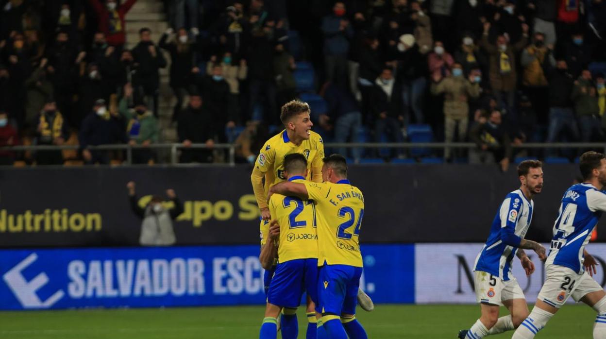 Rubén Sobrino, Iván Alejo y Fede San Emeterio celebran un tanto ante el Espanyol