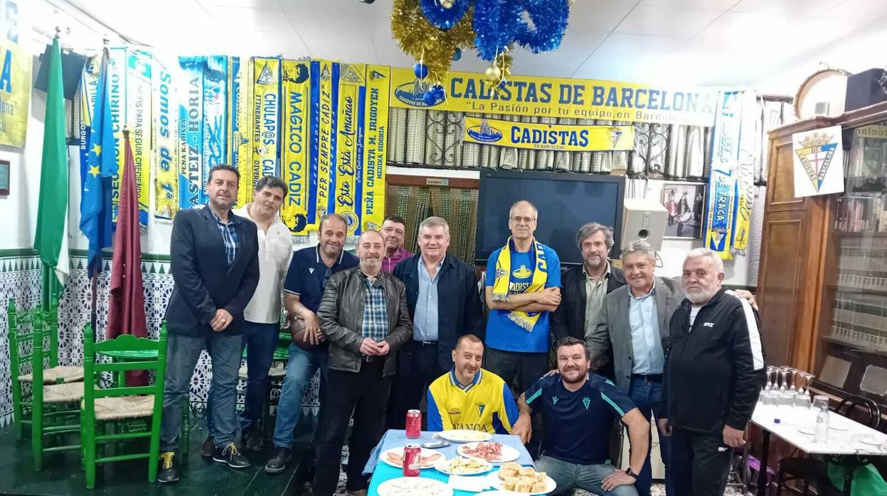 Manuel Vizcaíno, Rafael Contreras y José Mata, junto a los integrantes de la peña