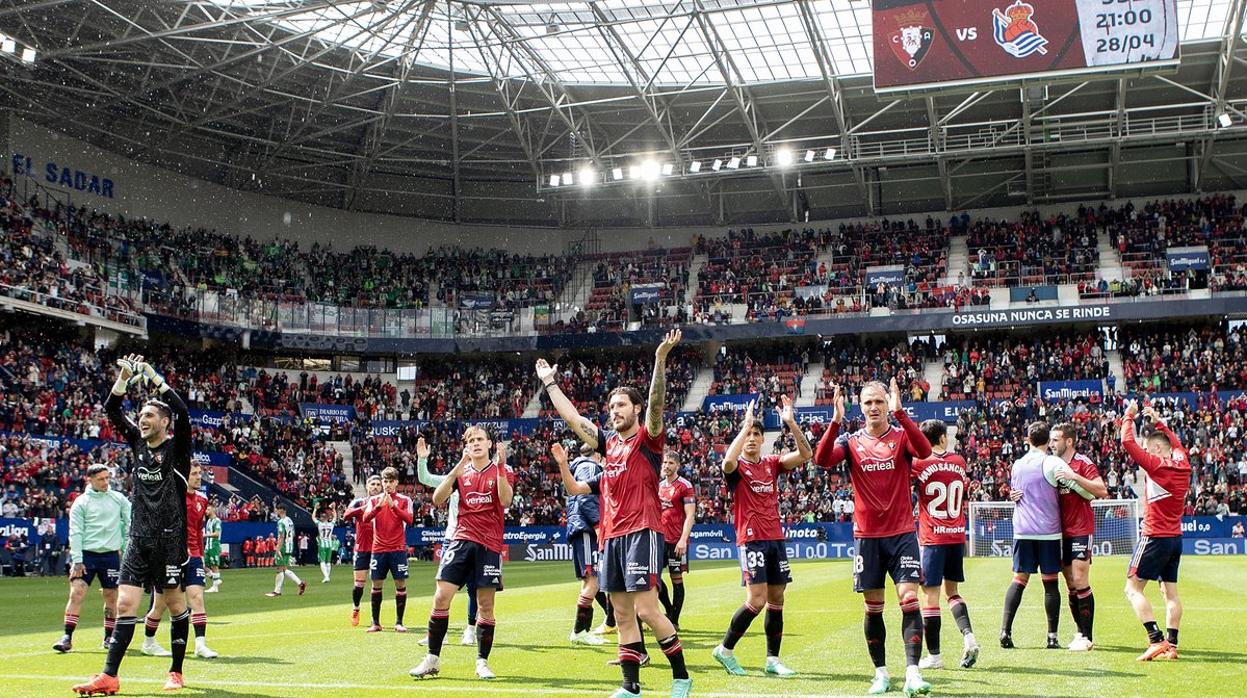 Los jugadores de Osasuna celebran el triunfo ante el Real Betis