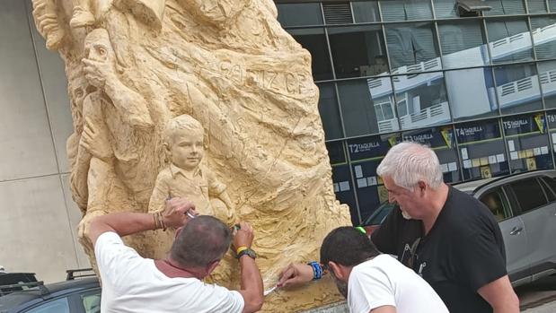 La Federación de Peñas repara los daños vandálicos del monumento de la afición