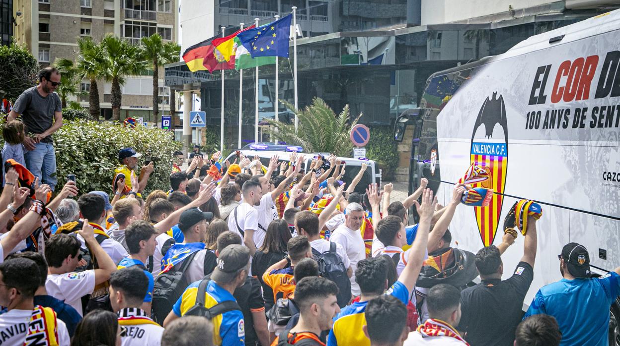 los valencianistas acudieron al hotel playa para arropar a su equipo.