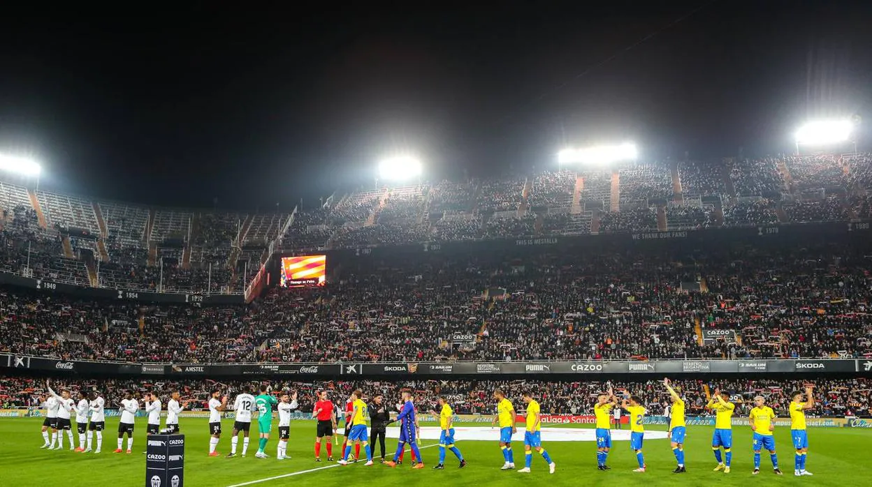 Los jugadores de Valencia y Cádiz, sobre el césped de Mestalla en el duelo de ida