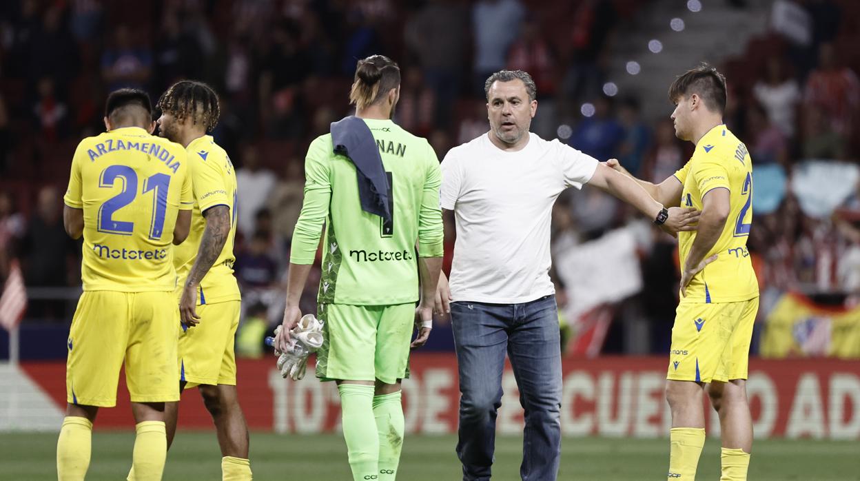 Arzamendia, desolado y de espaldas, al final del partido.