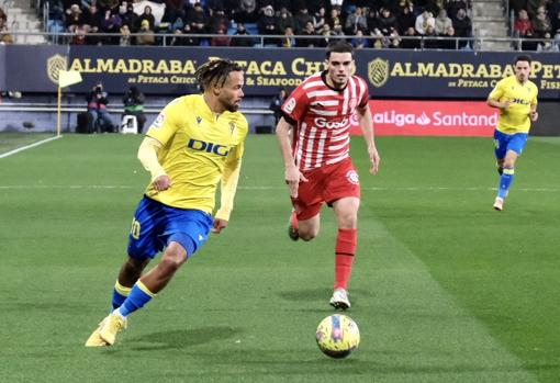 El Cádiz - Girona también se jugó un viernes por la noche.