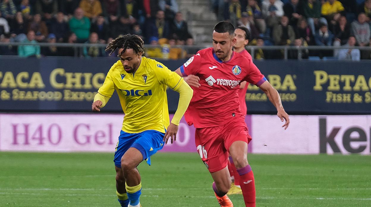 Theo Bongonda podría regresar de nuevo al once titular del Cádiz CF.