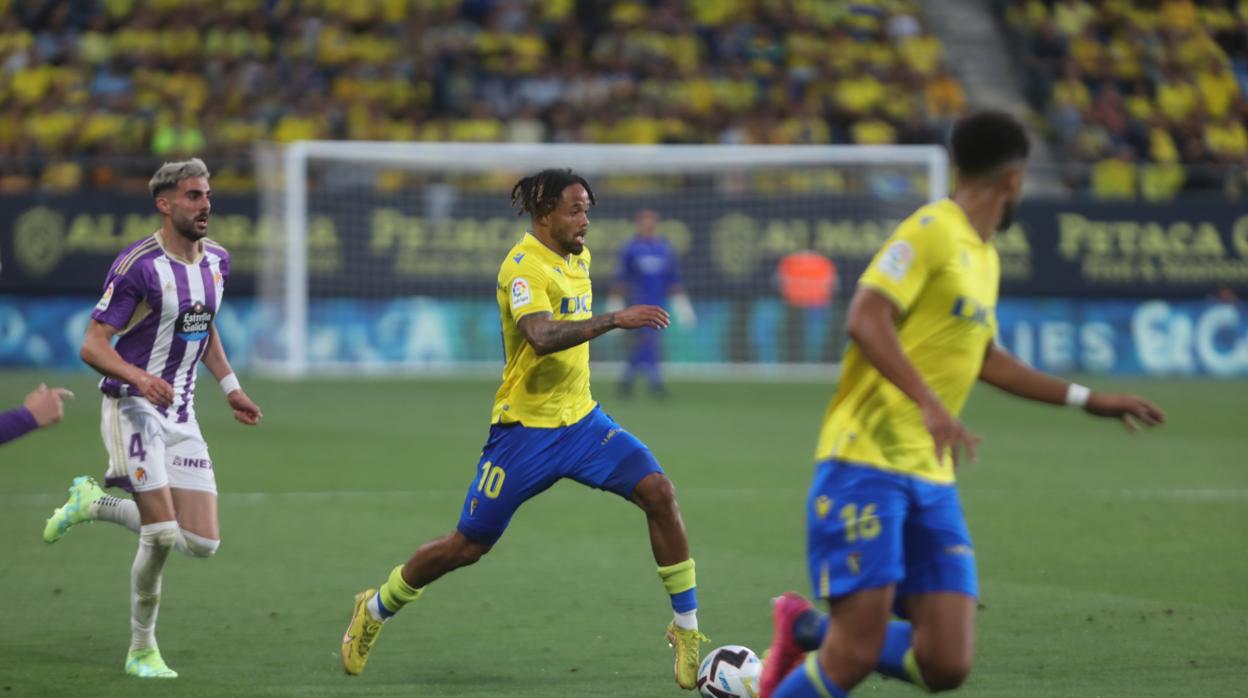 Bongonda conduce el balón hacia el área rival.