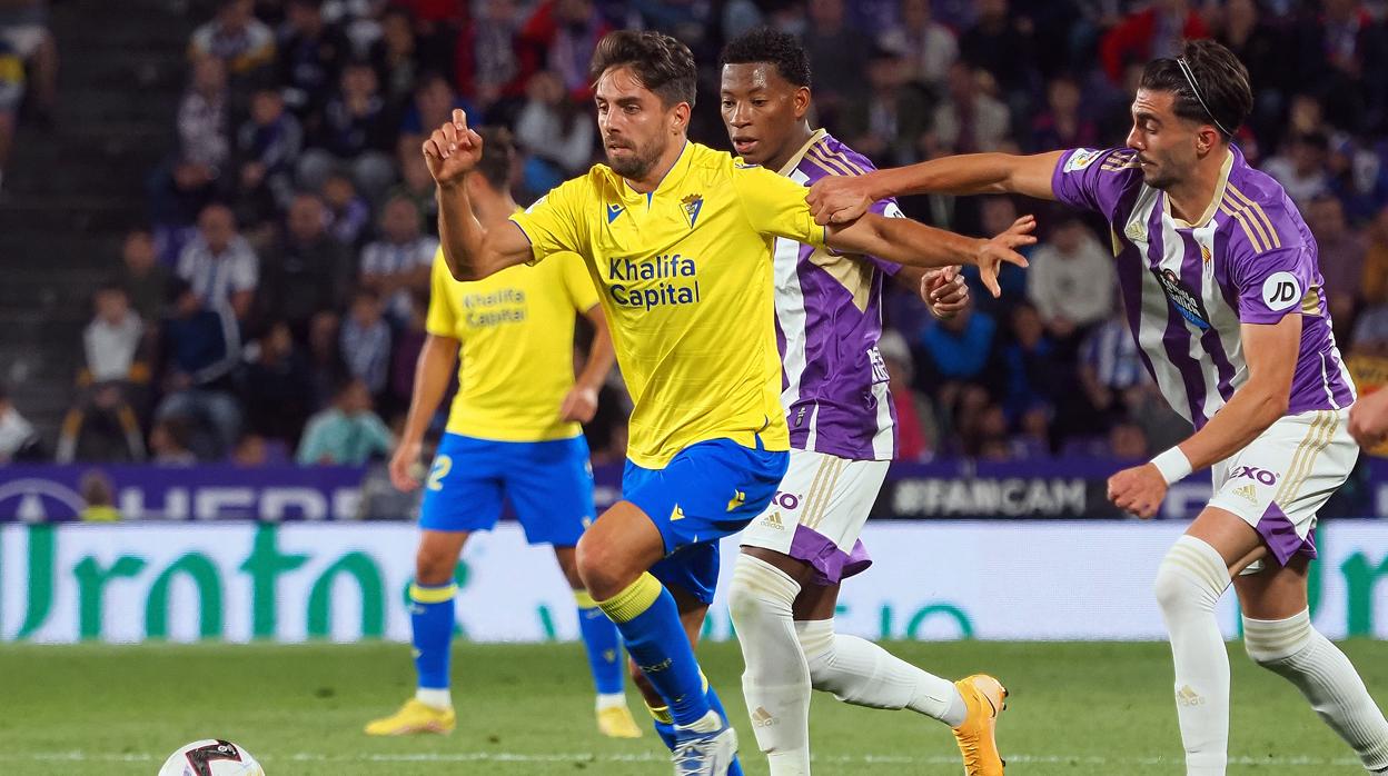 Rubén Sobrino conduce el esférico en el partido de la primera vuelta