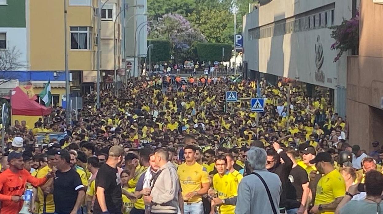 la aficiión una vez más esperó al equipo.