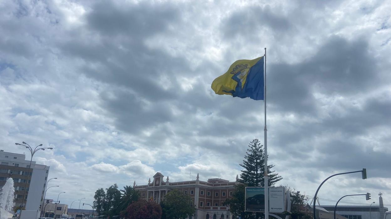 La bandera del Cádiz en la Plaza de Sevilla