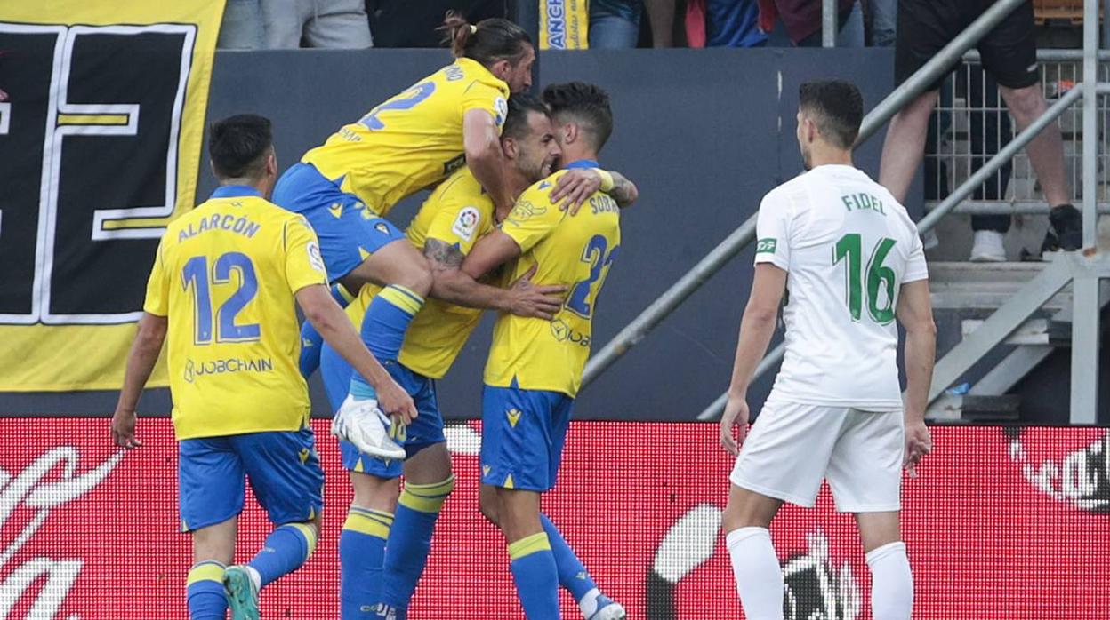 Los jugadores del Cádiz celebran el tanto de Negredo en el pasado curso