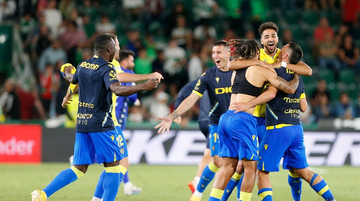 Fede se abraza con Chris Ramos y Bongonda tras el pitido final