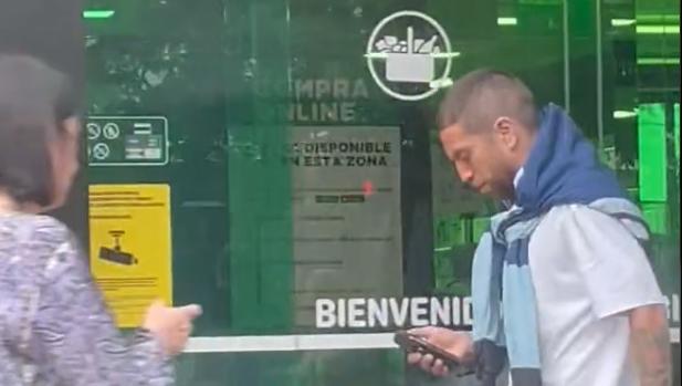 ¿Qué hacía el campeón del mundo 'Papu' Gómez en el gaditano barrio de Puntales?