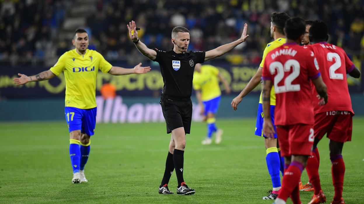 Hernández Hernández protagonizó un polémico arbitraje en el Cádiz - Getafe