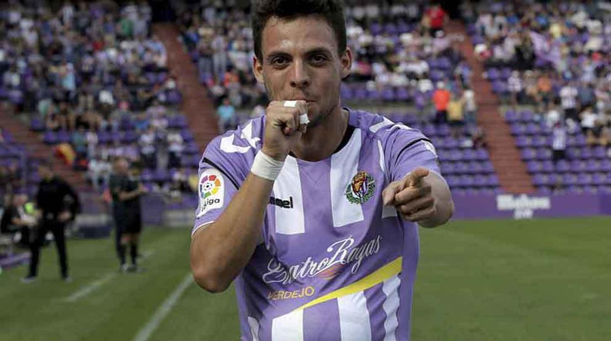 óscar plano, con la camiseta del valladolid..