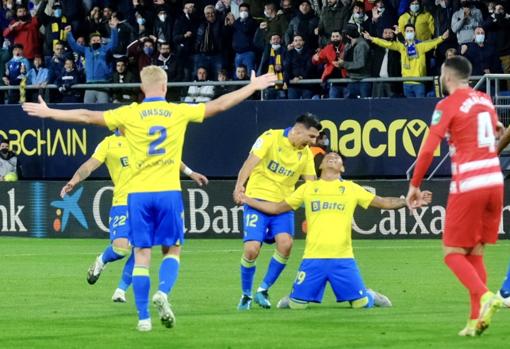 Santiago Arzamendia celebra su gol al Granada en la temporada 2021/2022.