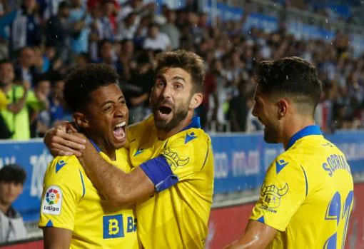 'Choco' Lozano celebra con José Mari y Sobrino el gol de la permanencia del Cádiz CF hace un año en Mednizorroza.