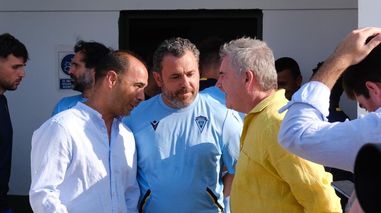 Manuel Vizcaíno, junto a Sergio González y Jorge Cordero, durante la última pretemporada