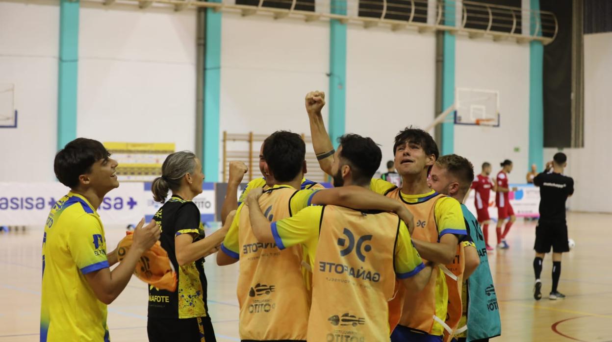 Los jugadores del Cádiz CF Virgili celebran el tanto de la remontada