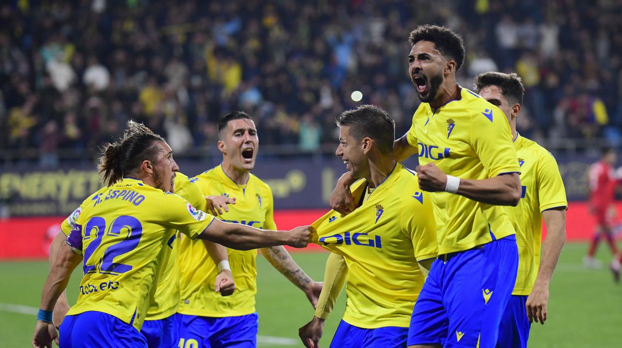 Los jugadores del Cádiz celebran el tanto de Alcaraz ante el Getafe