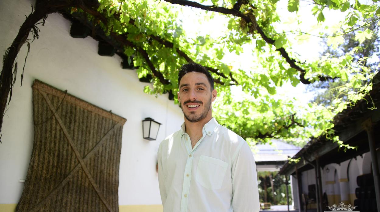 Iza, jugador del Cádiz en una bodega de Jerez