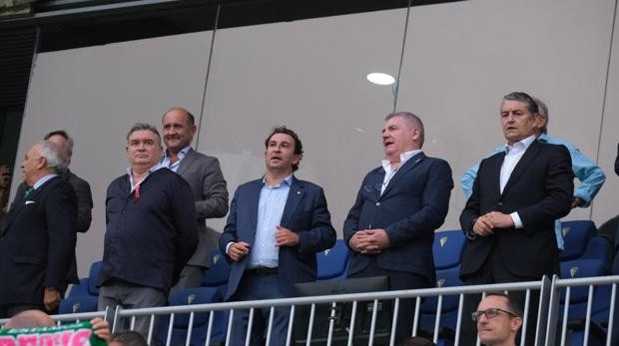 Manuel Vizcaíno, presidente del Cádiz CF, en el palco de autoridades del Estadio Carranza.