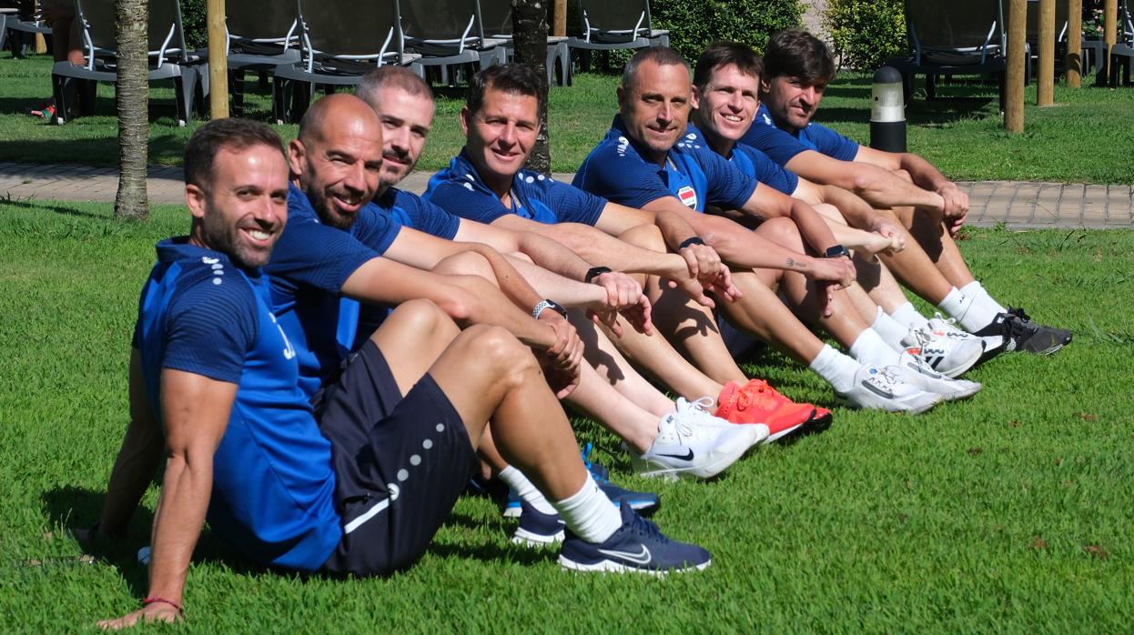 Jesús Casas junto al resto del cuerpo técnico de la selección de Irak en Montecastillo (Jerez).