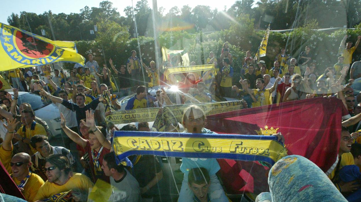 El aeropuerto de jerez fue invadido por cadistas a la llegada del equipo.