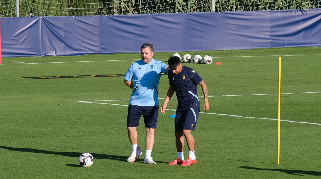 Sergio González habla con Santiago Arzamendia durante un entrenamiento del Cádiz CF.