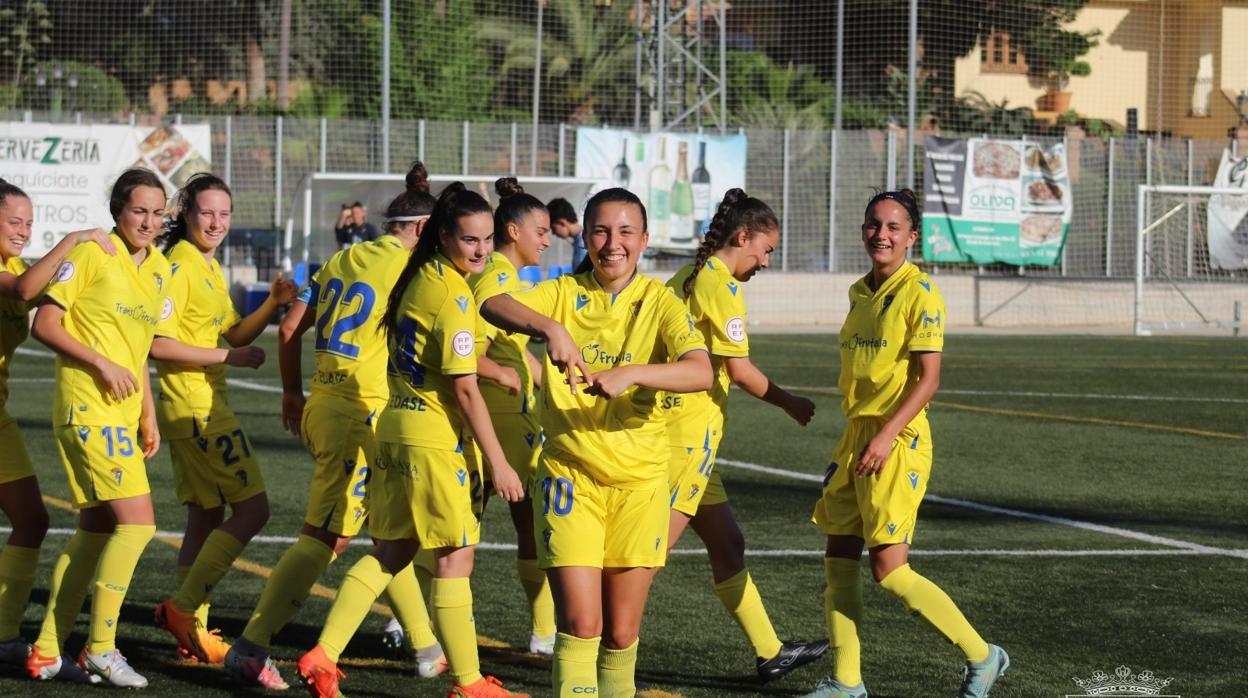 Las jugadoras del Cádiz CF Femenino celebran un tanto