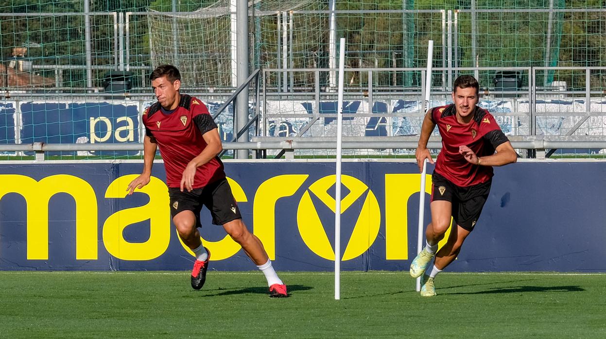 Rubén Alcaraz y Javi Hernández son dos de las opciones del Cádiz CF a balón parado.