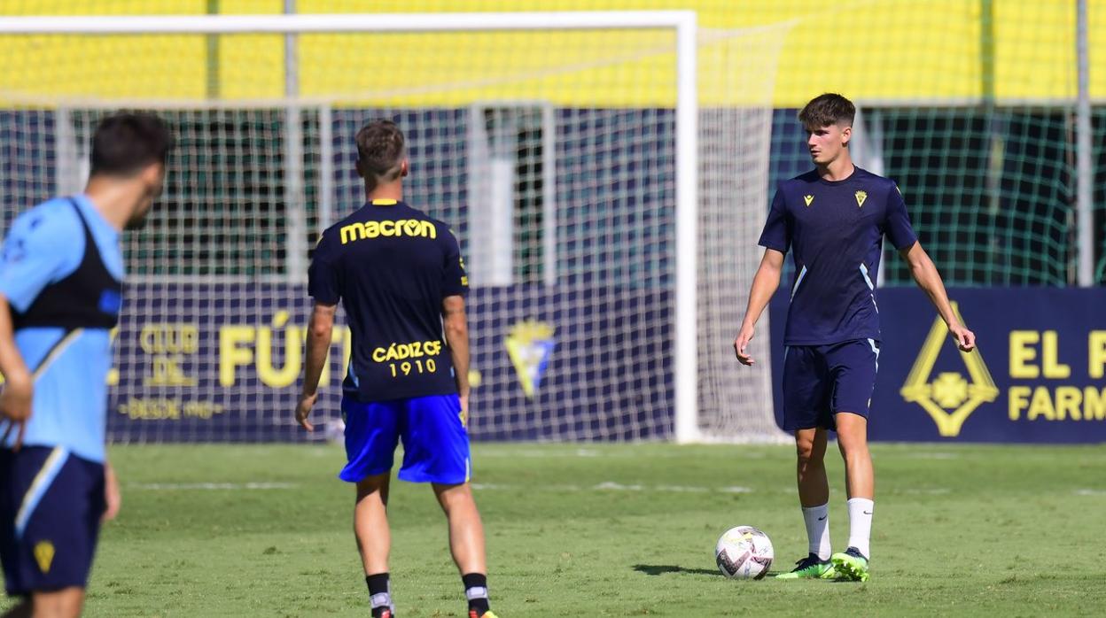 Carlos García, durante un entrenamiento con el primer equipo la pasada campaña