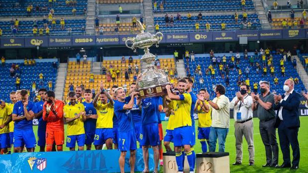 El Cádiz CF busca su décimo Trofeo Carranza