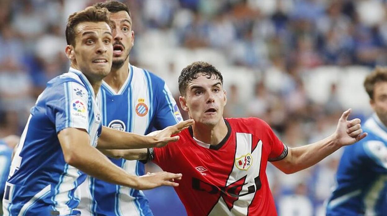 Brian Oliván tapa a Sergio Camello en un partido del curso pasado.