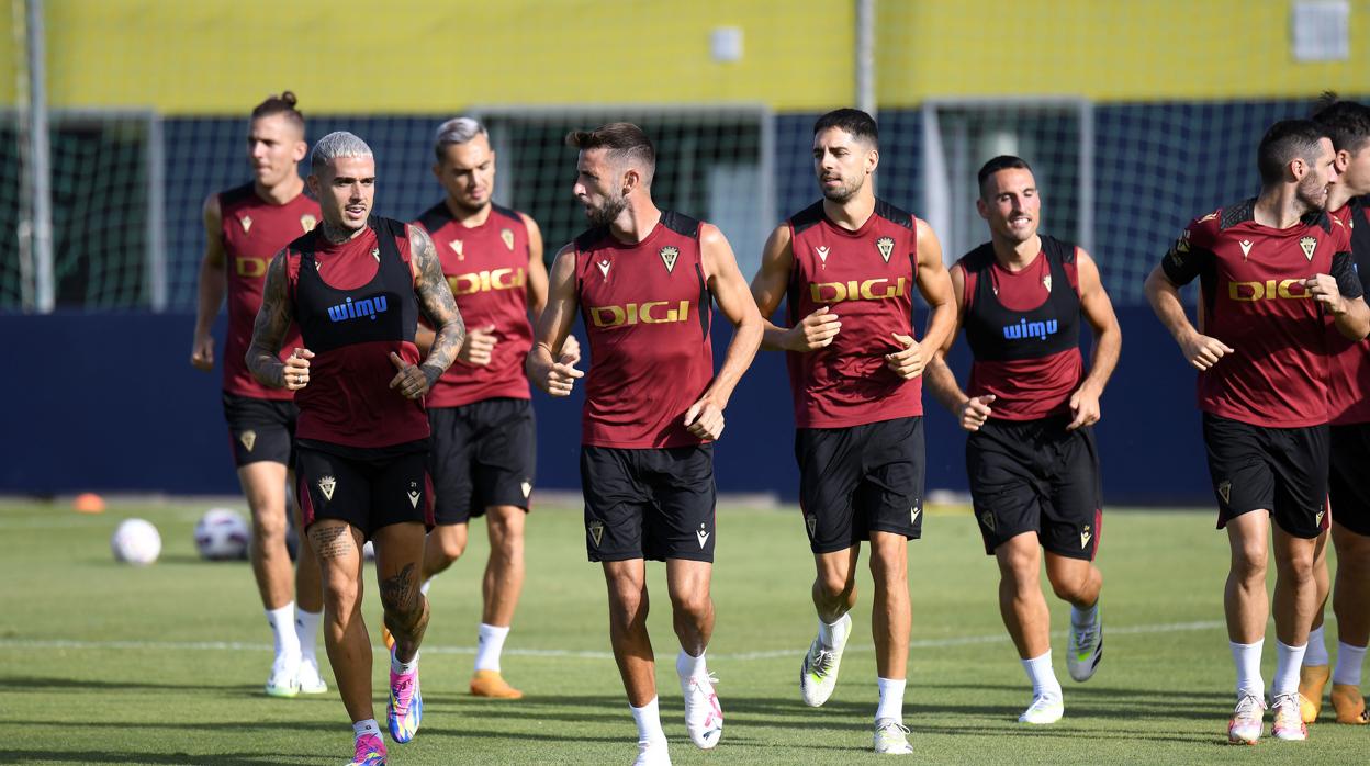 El Cádiz abre hoy el telón en su estadio.