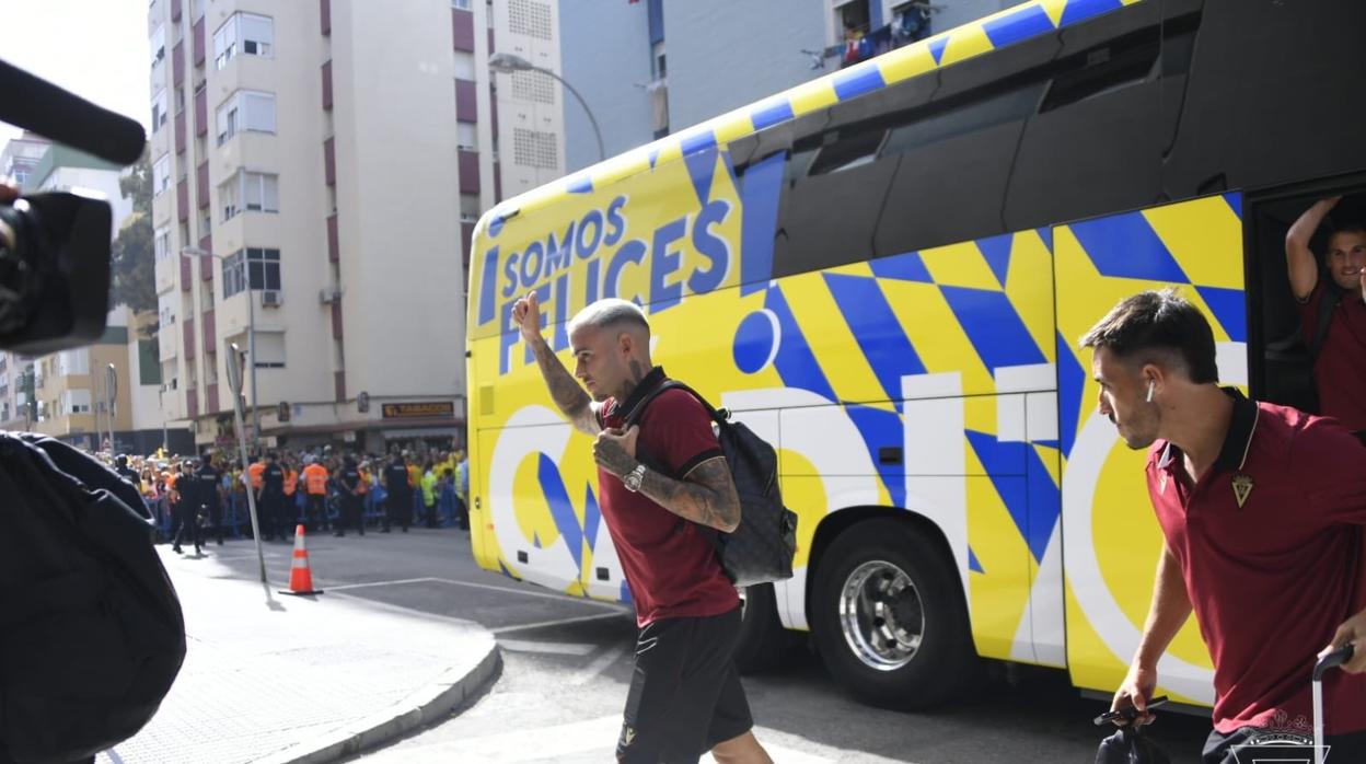 Roger Martí saluda a la afición a su llegada al estadio Carranza.