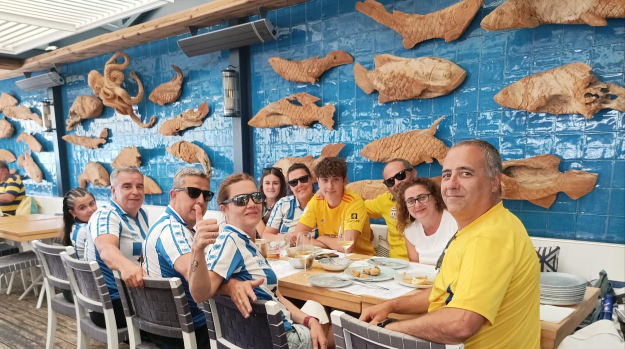 aficionados cadistas y alavesistas, antes del partido.