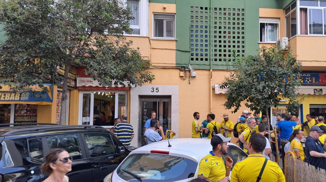 El Bar Gol y el nuevo establecimiento de comida turca, claramente diferenciados por su número de la clientela en las horas previas a un encuentro en Carranza.