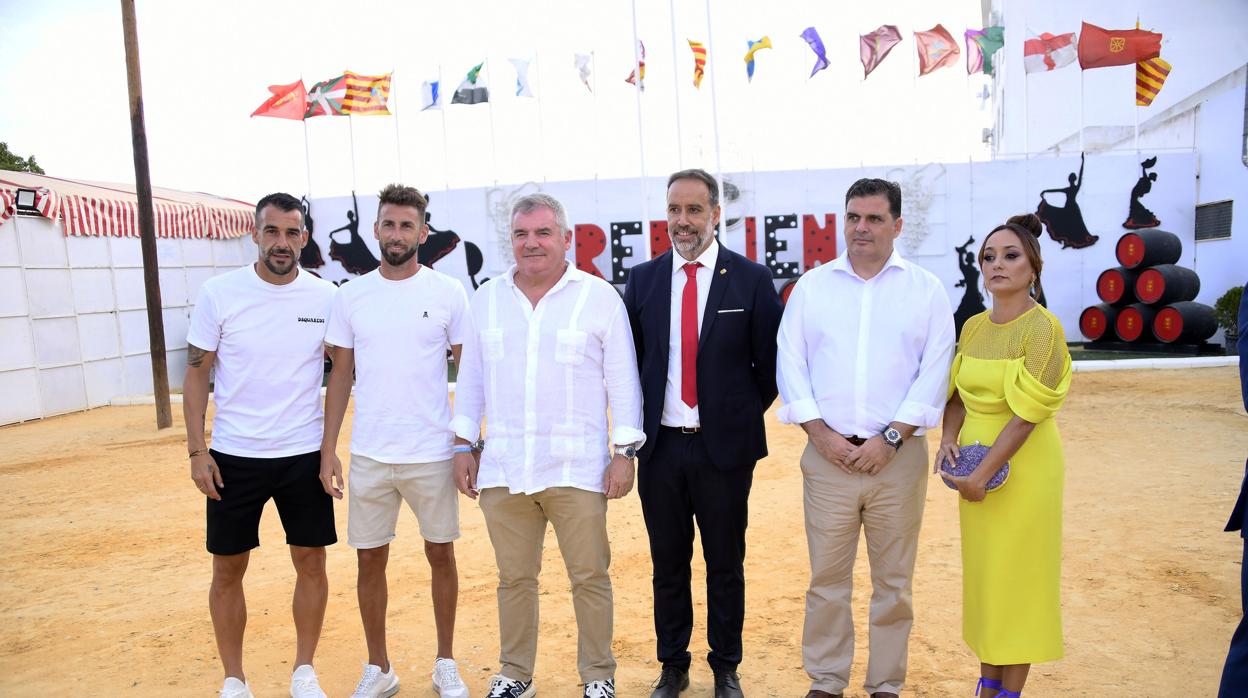 Jugadores y representantes del Cádiz con el alcalde de Trebujena