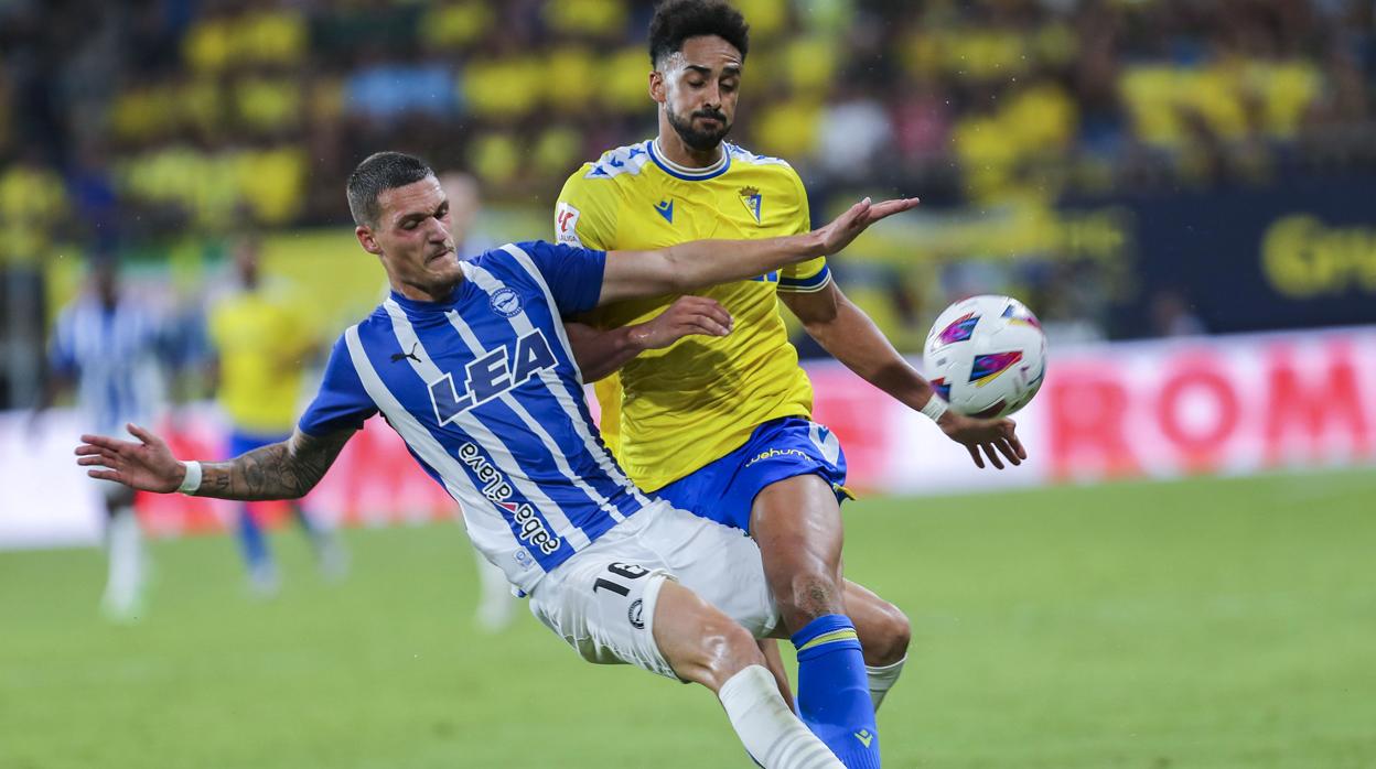 El delantero gaditano Chris Ramos será titular ante el Barça.